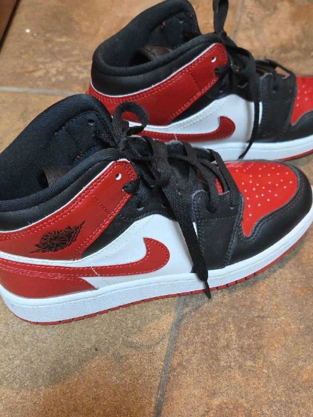 GRADE-SCHOOL AIR JORDAN 1 MID SEMen – Black/Varsity Red-white